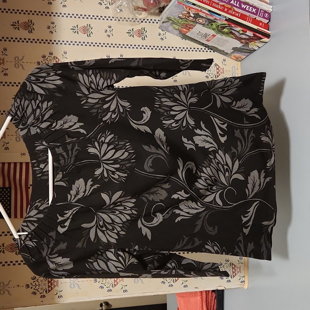 EUC Talbots Petites Black and White Pattern 3/4 Sleeve Shirt